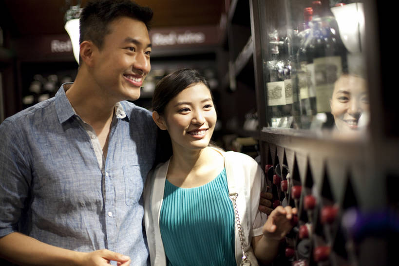 葡萄酒,东方人,中年人,两个人,家庭,夫妻,丈夫,妻子,商店,站,微笑,横图,室内,正面,衬衫,爱情,购物,快乐,消费,北京,中国,亚洲,许多,检查,并排,商品,酒类,很多,浪漫,休闲装,货摊,饮食,酒窖,架子,酒,酒瓶,饮料,排列,休闲,温暖,温馨,一家人,恩爱,决定,零售,搭,恋人,摄影,发现,和睦,挑选,搭着,华贵,选择,东亚,陪同,陪伴,异性恋,男人,男性,年轻女性,女人,女性,中年男性,亚洲人,中国人,年轻人,夫妇,情侣,半身,彩图,伴侣,融洽,挨着,伴随,bj175