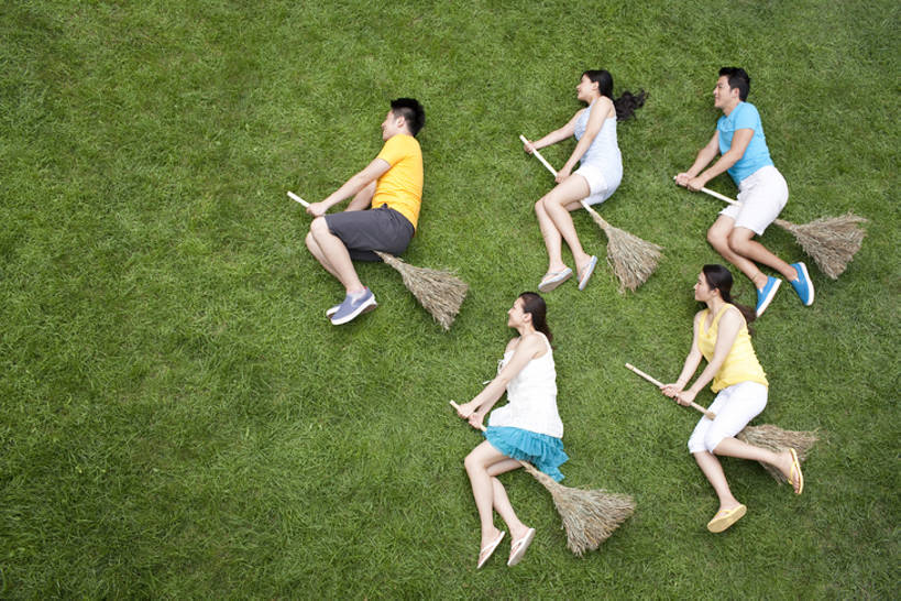 东方人,成年人,公园,躺,横图,俯视,室外,白天,留白,旅游,度假,游戏,快乐,兴奋,友谊,幸福,草地,美景,中国,亚洲,五个人,扫帚,景观,玩,休闲装,娱乐,飞,刺激,草,扮演,绿色,自然,夏天,享受,休闲,景色,放松,幻想,活力,乐趣,魔法,模仿,摄影,生活方式,活动,幽默,创造力,享乐,发泄,消遣,智力,自然风光,户外活动,想象,女巫,东亚,陪同,宣泄,陪伴,无忧无虑,男人,男性,年轻男性,年轻女性,女人,女性,亚洲人,中国人,年轻人,休闲活动,玩耍,嬉戏,彩图,高角度拍摄,全身,欢乐,男巫,伴随,bj175