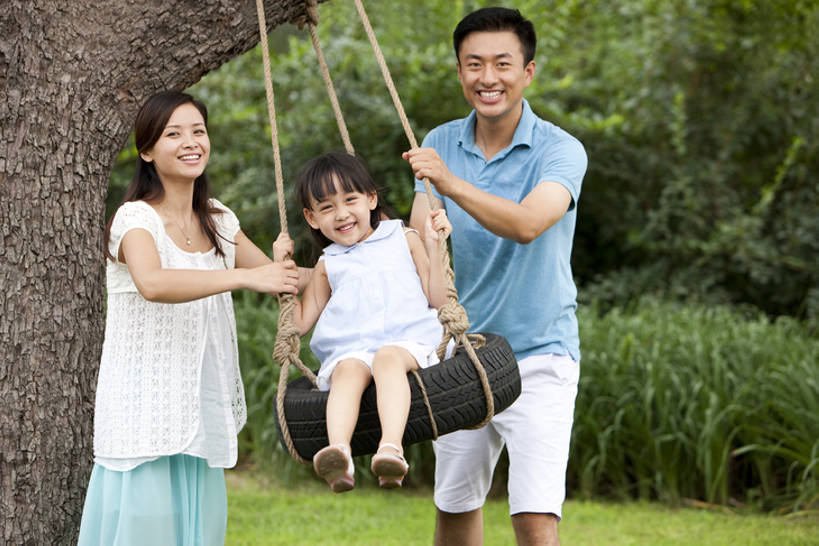 东方人,儿童,成年人,三个人,家庭,父母,母亲,父亲,女儿,公园,站,坐,推,笑,微笑,露齿笑,横图,室外,白天,正面,旅游,度假,游戏,快乐,兴奋,幸福,纯洁,草地,美景,北京,中国,亚洲,吊挂,悬挂,摇摆,景观,半空,挂,玩,拿着,注视,休闲装,娱乐,刺激,树,树干,小孩,绿色,黑色,自然,轮胎,秋千,夏天,荡秋千,观察,看,站着,享受,休闲,温暖,温馨,一家人,橡胶,景色,放松,活力,可爱,乐趣,童年,童趣,握紧,摄影,生活方式,观看,活动,动作,和睦,察看,享乐,发泄,关爱,关注,消遣,智力,自然风光,亲情,摇晃,户外活动,童真,橡胶制品,东亚,烂漫,无邪,车胎,陪同,宣泄,陪伴,无忧无虑,天真,男孩,男人,男性,年轻男性,年轻女性,女孩,女人,女性,亚洲人,中国人,孩子,年轻人,全家福,休闲活动,玩耍,嬉戏,站立,彩图,欢乐,深情,外胎,融洽,男生,挨着,伴随,bj175