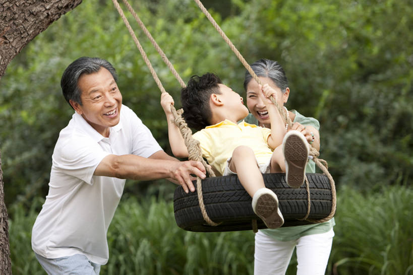 东方人,儿童,成年人,中年人,老年人,三个人,家庭,祖父母,祖母,祖父,公园,站,坐,推,笑,微笑,露齿笑,横图,室外,白天,正面,旅游,度假,游戏,快乐,兴奋,幸福,纯洁,美景,北京,中国,亚洲,吊挂,悬挂,摇摆,景观,半空,挂,玩,拿着,休闲装,娱乐,刺激,树,树干,小孩,绿色,黑色,自然,轮胎,秋千,夏天,荡秋千,站着,享受,休闲,面对面,橡胶,景色,放松,活力,可爱,乐趣,童年,童趣,握紧,摄影,生活方式,活动,动作,享乐,发泄,关爱,消遣,智力,自然风光,亲情,摇晃,户外活动,童真,橡胶制品,东亚,烂漫,无邪,车胎,陪同,宣泄,陪伴,无忧无虑,天真,老年男性,老年女性,男孩,男人,男性,女人,女性,亚洲人,中国人,孩子,孙子,休闲活动,玩耍,嬉戏,仰头,站立,彩图,爱,欢乐,外胎,男生,挨着,伴随,bj175