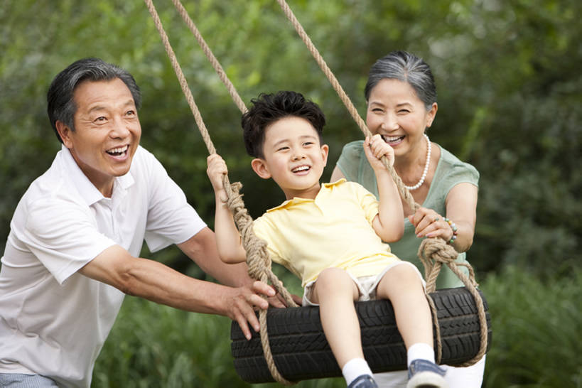 东方人,儿童,成年人,中年人,老年人,三个人,家庭,祖父母,祖母,祖父,公园,站,坐,推,笑,微笑,露齿笑,横图,室外,白天,正面,旅游,度假,游戏,快乐,兴奋,幸福,纯洁,美景,北京,中国,亚洲,吊挂,悬挂,摇摆,景观,半空,挂,玩,拿着,休闲装,娱乐,刺激,树,树干,小孩,绿色,黑色,自然,轮胎,秋千,夏天,荡秋千,站着,享受,休闲,面对面,橡胶,景色,放松,活力,可爱,乐趣,童年,童趣,握紧,摄影,生活方式,活动,动作,享乐,发泄,关爱,消遣,智力,自然风光,亲情,摇晃,户外活动,童真,橡胶制品,东亚,烂漫,无邪,车胎,陪同,宣泄,陪伴,无忧无虑,天真,老年男性,老年女性,男孩,男人,男性,女人,女性,亚洲人,中国人,孩子,孙子,休闲活动,玩耍,嬉戏,站立,彩图,爱,欢乐,外胎,男生,挨着,伴随,bj175