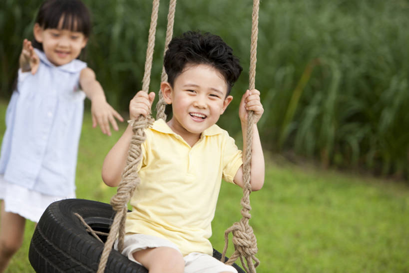 东方人,儿童,两个人,兄弟,姐妹,公园,站,坐,推,笑,微笑,露齿笑,横图,室外,白天,正面,旅游,度假,游戏,快乐,兴奋,友谊,幸福,纯洁,草地,草坪,美景,北京,中国,亚洲,吊挂,悬挂,摇摆,景观,半空,挂,玩,拿着,注视,休闲装,娱乐,刺激,草,小孩,绿色,黑色,自然,轮胎,秋千,夏天,荡秋千,观察,看,站着,享受,休闲,橡胶,景色,放松,活力,可爱,乐趣,童年,童趣,握紧,摄影,生活方式,观看,活动,动作,察看,享乐,发泄,关注,消遣,智力,自然风光,摇晃,户外活动,童真,橡胶制品,东亚,烂漫,无邪,车胎,陪同,宣泄,陪伴,天真,男孩,男人,男性,女孩,亚洲人,中国人,孩子,休闲活动,玩耍,嬉戏,站立,彩图,欢乐,外胎,男生,挨着,伴随,bj175