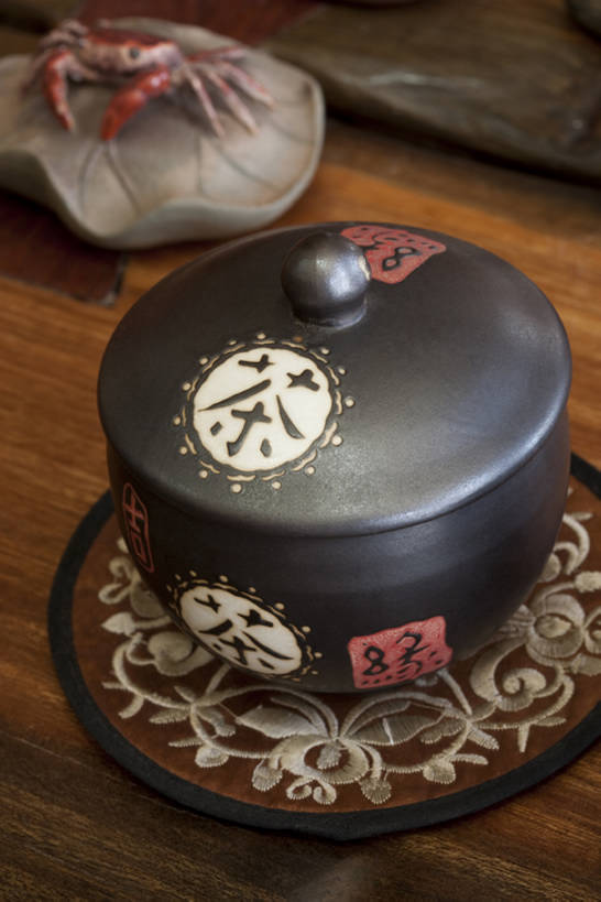无人,竖图,室内,特写,桌子,静物,北京,中国,亚洲,装饰,螃蟹,席子,陶瓷制品,古典,传统,一个,容器,工艺品,茶馆,陶器,摄影,中国茶,单个,中国文化,古典风格,东亚,东亚文化,彩图,传统文化,茶叶盒,bj175