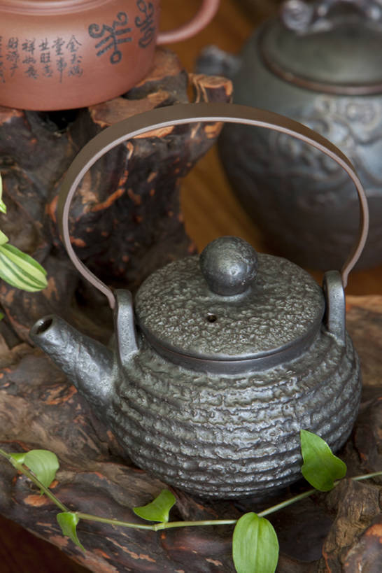 无人,竖图,室内,特写,下午茶,静物,叶子,北京,中国,亚洲,装饰,壶,陶瓷制品,古典,传统,茶壶,容器,工艺品,茶馆,陶器,摄影,根雕,紫砂壶,中国茶,简单,中国文化,古典风格,东亚,东亚文化,彩图,传统文化,茶叶盒,bj175