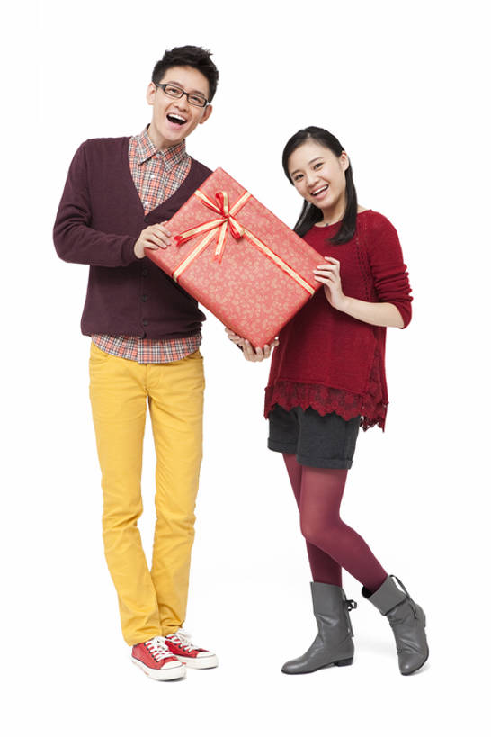 东方人,成年人,两个人,站,举,笑,微笑,露齿笑,竖图,留白,白色背景,正面,毛衣,爱情,时尚,快乐,兴奋,友谊,幸福,礼物,北京,中国,春节,亚洲,节日,眼镜,倾斜,浪漫,祝福,拿着,注视,休闲装,传统,刺激,观察,看,温暖,温馨,恩爱,活力,恋人,摄影,影棚,观看,和睦,察看,愉悦,关注,中国文化,摄影棚,激励,歪,东亚,异性恋,男人,男性,年轻男性,年轻女性,女人,女性,亚洲人,中国人,年轻人,情侣,彩图,全身,影棚拍摄,欢乐,拍摄,给予,伴侣,融洽,传统文化,法定假日,挨着,传统节日,bj175