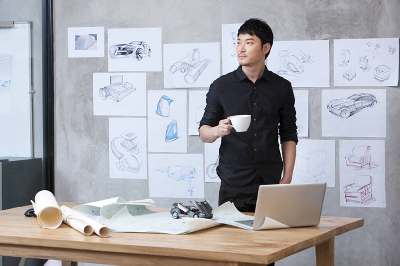 东方人,成年人,中年人,一个人,商务人士,设计师,商务男性,办公室,会议室,微笑,横图,室内,侧面,衬衫,快乐,幸福,集体,信心,笔记本电脑,技术,北京,中国,亚洲,仅一个男性,仅一个人,仅一个中年男性,喝,套装,咖啡杯,利益,拿着,注视,休闲装,书桌,模型,观察,看,职业,团体,创意,摄影,奋斗,生活方式,观看,技巧,愿望,察看,组织,创造力,高雅,酷,享乐,经理,企业,公司,工作室,关注,努力,手艺,商务装,手插袋,草图,蓝图,工薪阶层,创新,东亚,新意,理想,技能,技艺,认真,玩具车,男人,男性,中年男性,亚洲人,中国人,白领,上班族,设计,插兜,手插兜,彩图,衬衣,欢乐,妙技,办公室职员,手抄兜,本领,首席执行官,产品设计,汽车设计师,bj175