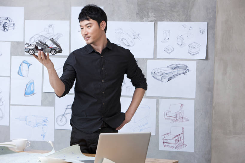 东方人,成年人,中年人,一个人,商务人士,设计师,商务男性,办公室,会议室,横图,室内,正面,衬衫,快乐,集体,信心,计划,笔记本电脑,技术,北京,中国,亚洲,仅一个男性,仅一个人,仅一个中年男性,套装,利益,拿着,休闲装,模型,叉腰,看,职业,团体,创意,摄影,奋斗,生活方式,技巧,愿望,组织,创造力,高雅,酷,享乐,经理,企业,公司,工作室,努力,手艺,商务装,草图,蓝图,工薪阶层,创新,东亚,新意,理想,技能,技艺,筹划,打算,认真,玩具车,男人,男性,中年男性,亚洲人,中国人,白领,上班族,设计,彩图,衬衣,妙技,办公室职员,本领,首席执行官,产品设计,汽车设计师,bj175