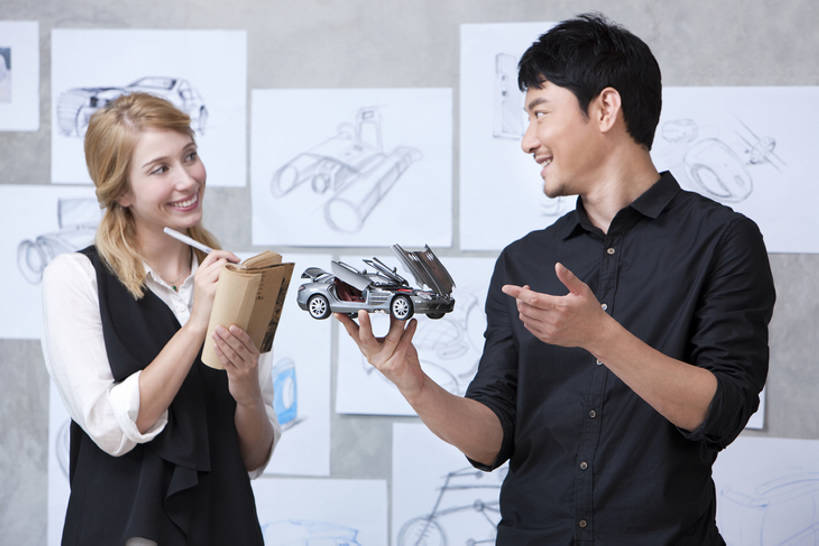 东方人,西方人,成年人,中年人,两个人,商务人士,设计师,商务男性,商务女性,办公室,会议室,微笑,横图,室内,侧面,衬衫,讨论,快乐,通讯,幸福,集体,信心,技术,汽车,北京,欧洲,中国,欧洲人,亚洲,写,套装,办公用品,跑车,利益,拿着,休闲装,文具,笔记本,模型,学习用品,职业,团体,面对面,创意,摄影,奋斗,生活方式,技巧,协助,文具用品,愿望,组织,创造力,经理,企业,公司,工作室,努力,手艺,商务装,合伙,草图,蓝图,想象,工薪阶层,渴望,创新,东亚,新意,理想,技能,技艺,玩具车,男人,男性,年轻女性,女人,女性,中年男性,白种人,亚洲人,中国人,年轻人,白领,上班族,设计,说话,半身,彩图,衬衣,欢乐,妙技,办公室职员,本领,首席执行官,白色人种,挨着,产品设计,汽车设计师,bj175