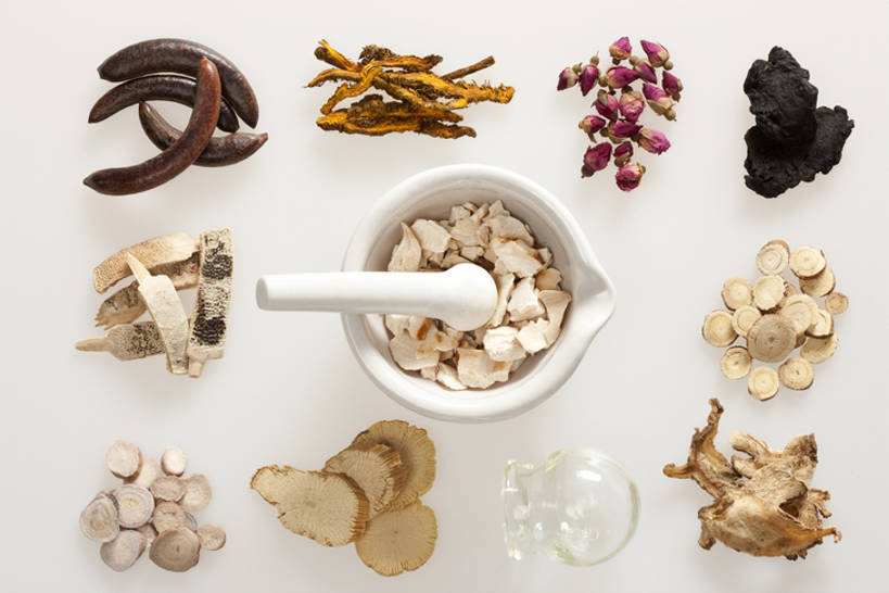 无人,医生,横图,俯视,留白,白色背景,化妆,美容,技术,当归,静物,北京,中国,亚洲,一排,许多,护肤,药,准备,丰富,整齐,干燥,材料,瓷器,草药,药草,很多,传统,排列,汤匙,碗,医护人员,医疗人员,保养,享受,休闲,健康,放松,保健,摄影,有机食品,多样,技巧,甘草,医疗,草本,队列,中国文化,手艺,选择,干的,营养品,中医,东亚,养颜,技能,技艺,拔罐,黄连,大夫,彩图,高角度拍摄,影棚拍摄,白芍,妙技,SPA美容,木通,熟地黄,传统文化,本领,汉医,皂角,成分,鳖甲,bj175