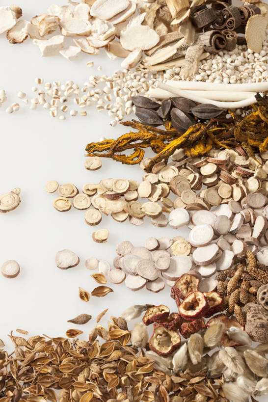 无人,医生,竖图,俯视,留白,白色背景,化妆,美容,技术,植物,连翘,静物,北京,中国,亚洲,许多,护肤,药,准备,形状,丰富,干燥,材料,草药,药草,很多,传统,中药,医护人员,医疗人员,保养,享受,休闲,健康,山楂树,放松,保健,摄影,有机食品,多样,技巧,甘草,医疗,草本,中国文化,手艺,药材,中草药,选择,干的,营养品,薏米,中医,东亚,养颜,辛夷,中药材,本草,技能,技艺,黄连,大夫,青翘,落翘,连壳,黄奇丹,黄花条,彩图,高角度拍摄,影棚拍摄,白芍,妙技,SPA美容,木通,传统文化,本领,汉医,成分,使君子,bj175