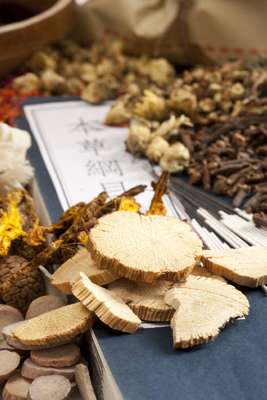 无人,医生,竖图,特写,化妆,美容,技术,静物,北京,中国,亚洲,许多,护肤,药,准备,堆叠,丰富,检查,干燥,包裹,材料,瓷器,文字,纸,草药,药草,陶瓷制品,很多,古典,历史,针,传统,古代,医疗用品,碗,红花,医护人员,医疗人员,保养,享受,休闲,健康,汉字,放松,保健,摄影,药房,有机食品,多样,技巧,堆,体检,医疗,准确,草本,中国文化,手艺,医疗器械,针灸,研磨器,选择,干的,营养品,中医,东亚,养颜,针灸针,古远,技能,技艺,针灸师,甘菊花,黄连,丁香,大夫,书,彩图,全画面,全框架,全帧,影棚拍摄,白芍,妙技,SPA美容,木通,全画幅,传统文化,本领,汉医,成分,草果,体格检查,bj175