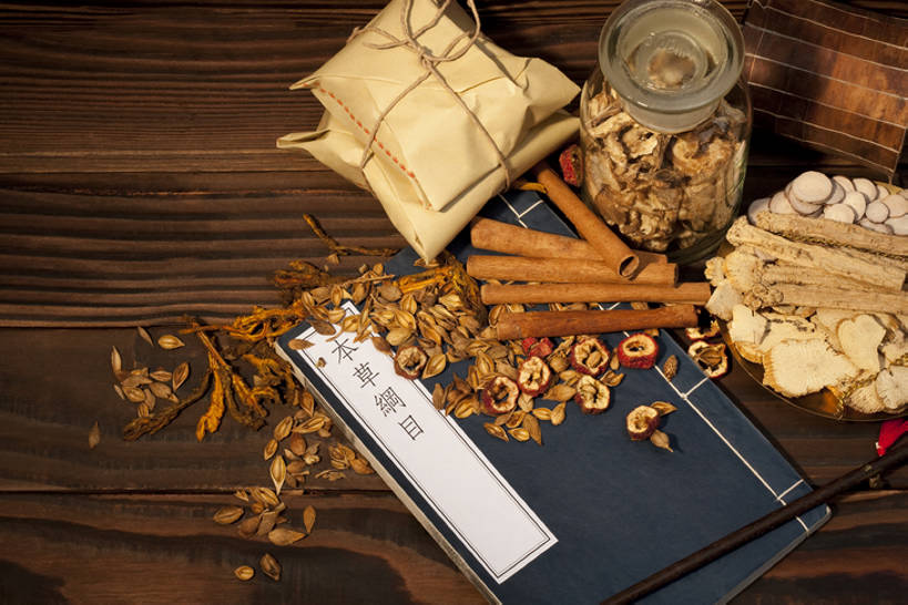 无人,医生,横图,俯视,化妆,美容,技术,连翘,当归,静物,北京,中国,亚洲,护肤,药,准备,堆叠,丰富,材料,文字,草药,药草,肉桂,古典,历史,传统,古代,容器,医护人员,医疗人员,保养,享受,休闲,健康,放松,保健,摄影,药房,有机食品,多样,技巧,堆,医疗,准确,知识,草本,中国文化,手艺,干的,营养品,中医,东亚,广口瓶,养颜,古远,技能,技艺,黄连,党参,大夫,秤,书,青翘,落翘,连壳,黄奇丹,黄花条,彩图,高角度拍摄,妙技,SPA美容,木通,处方,传统文化,本领,汉医,成分,bj175