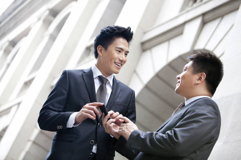 东方人,成年人,中年人,老年人,两个人,同事,商务人士,商务男性,银行,笑,微笑,露齿笑,横图,室外,白天,侧面,衬衫,商务,讨论,快乐,幸福,成功,合作,团队,集体,信心,技术,城市,建筑,手机,北京,香港,中国,亚洲,套装,正装,领带,首都,联系,拿着,队伍,刺激,职业,面对面,办公大楼,活力,同意,金融,理财,投资,摄影,生活方式,经济,技巧,便利,领导,享乐,经理,企业,公司,成就,都市风光,出示,手艺,商务装,网上银行,合伙,领袖,市区,流通,贸易,工薪阶层,智能手机,东亚,中华人民共和国,北京市,京,北平,华北地区,无线电技术,技能,技艺,团结,金融区,老年男性,男人,男性,年轻男性,亚洲人,中国人,年轻人,白领,上班族,说话,半身,彩图,衬衣,欢乐,妙技,北京CBD,北京商务中心区,中国北京大北窑,办公室职员,本领,手机银行,财会,挨着,bj175