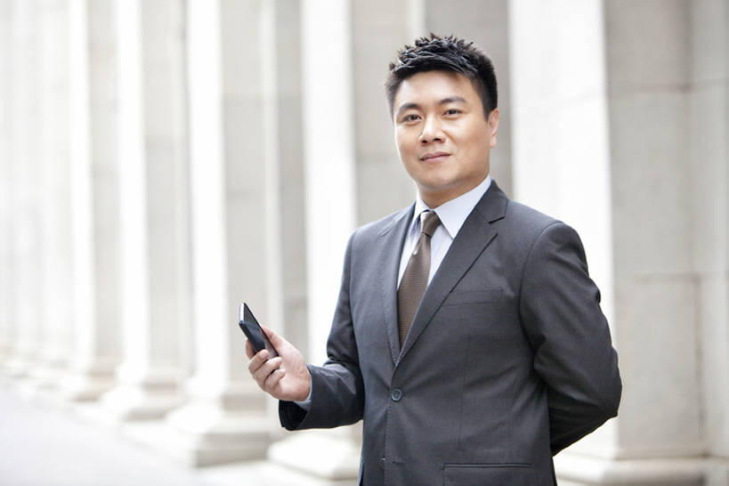 东方人,成年人,中年人,老年人,一个人,商务人士,商务男性,银行,微笑,横图,室外,白天,留白,正面,衬衫,商务,通讯,幸福,智慧,骄傲,成功,信心,计划,技术,城市,建筑,手机,北京,香港,中国,亚洲,仅一个男性,仅一个人,仅一个中年男性,套装,正装,柱子,触摸屏,领带,首都,联系,拿着,注视,观察,看,职业,独立,办公大楼,个性,金融,理财,投资,摄影,生活方式,经济,观看,技巧,权威,察看,便利,领导,经理,成就,都市风光,关注,决心,肖像,手艺,商务装,网上银行,市区,流通,贸易,工薪阶层,智能手机,渴望,东亚,背手,计划书,中华人民共和国,北京市,京,北平,华北地区,无线电技术,技能,技艺,想法,能力,把握,筹划,打算,金融区,老年男性,男人,男性,中年男性,亚洲人,中国人,白领,上班族,半身,彩图,衬衣,妙技,北京CBD,北京商务中心区,中国北京大北窑,办公室职员,本领,首席执行官,手机银行,财会,掌控,bj175