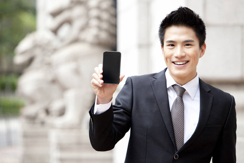 东方人,成年人,一个人,商务人士,商务男性,银行,笑,微笑,露齿笑,横图,室外,白天,正面,衬衫,商务,快乐,通讯,幸福,智慧,成功,信心,技术,城市,建筑,手机,北京,香港,中国,亚洲,仅一个男性,仅一个人,套装,正装,触摸屏,领带,首都,联系,拿着,注视,刺激,仅一个年轻男性,观察,看,职业,独立,办公大楼,个性,活力,金融,理财,投资,摄影,生活方式,经济,观看,技巧,察看,便利,领导,享乐,成就,都市风光,关注,肖像,出示,手艺,商务装,网上银行,市区,流通,贸易,工薪阶层,智能手机,东亚,中华人民共和国,北京市,京,北平,华北地区,策略,无线电技术,技能,技艺,想法,把握,金融区,男人,男性,年轻男性,亚洲人,中国人,年轻人,白领,上班族,半身,彩图,衬衣,欢乐,妙技,北京CBD,北京商务中心区,中国北京大北窑,办公室职员,本领,手机银行,财会,掌控,bj175