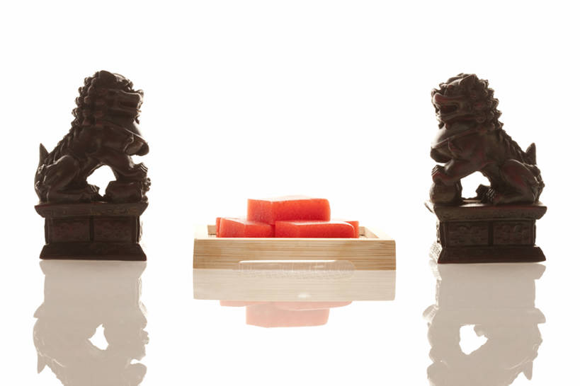 点心,无人,横图,留白,白色背景,早餐,狮子,静物,雕塑,北京,中国,亚洲,堆叠,反射,面粉,美味,食品,饮品,餐盘,小吃,主食,饮食,装饰品,食物,饮料,红色,甜食,诱惑,摄影,有机食品,创造力,高雅,风格,简单,膳食,可口,中国文化,山楂糕,东亚,东亚文化,健康食物,式样,适口,想法,彩图,传统文化,bj175