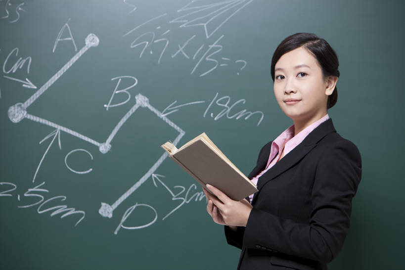 东方人,成年人,一个人,教师,微笑,横图,室内,白天,留白,侧面,快乐,智慧,信心,技术,北京,中国,亚洲,仅一个年轻女性,仅一个女性,仅一个人,准备,套装,正装,教育,拿着,注视,教科书,黑板,观察,教,看,职业,教室,摄影,生活方式,观看,指导,技巧,察看,知识,解释,关爱,关注,数学,努力,肖像,手艺,东亚,责任,贡献,技能,技艺,年轻女性,女人,女性,亚洲人,中国人,年轻人,讲师,书,半身,彩图,大学,小学,妙技,本领,培训师,bj175