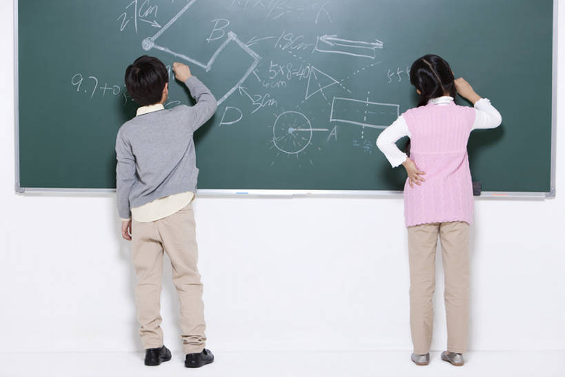 东方人,儿童,两个人,学生,站,横图,室内,白天,留白,白色背景,友谊,纯洁,智慧,北京,中国,亚洲,写,学习,并排,教育,休闲装,小孩,背面,粉笔,黑板,叉腰,站着,教室,思考,同学,可爱,童年,童趣,想,摄影,生长,生活方式,专心,知识,数学,努力,问题,童真,东亚,烂漫,无邪,发展,数学符号,解决,认真,天真,男孩,男人,男性,女孩,亚洲人,中国人,孩子,站立,彩图,全身,小学,男生,女生,小学生,bj175