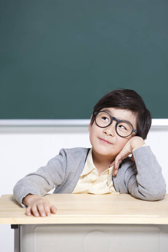 东方人,儿童,一个人,学生,站,坐,微笑,竖图,室内,白天,留白,正面,快乐,幸福,纯洁,智慧,信心,北京,中国,亚洲,仅一个男性,仅一个人,撑,眼镜,教育,托腮,休闲装,书桌,小孩,黑板,托,向上看,站着,仅一个小孩,教室,思考,可爱,乐趣,童年,童趣,想,摄影,生长,生活方式,灵感,幽默,创造力,知识,享乐,托下巴,肖像,梦想,想象,童真,渴望,东亚,烂漫,无邪,发展,空白,天真,男孩,男人,男性,亚洲人,中国人,孩子,站立,半身,彩图,欢乐,小学,男生,翻白眼,小学生,好奇心,白日梦,bj175