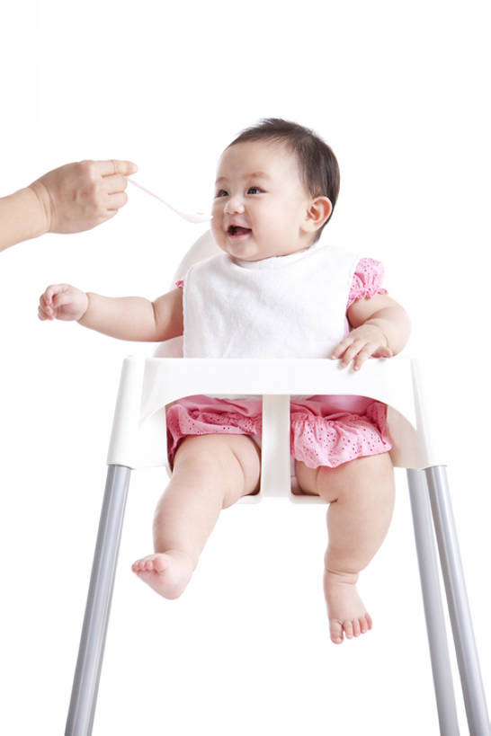 东方人,婴儿,儿童,成年人,手,两个人,家庭,母亲,坐,笑,吃,微笑,露齿笑,竖图,留白,白色背景,正面,裙子,婴儿服装,快乐,幸福,纯洁,安全,餐具,北京,中国,亚洲,连接,小的,塑胶,食品,防护,饮品,围兜,拿着,依靠,休闲装,饮食,刺激,食物,饮料,小孩,餐巾,汤匙,健康,赤脚,活力,可爱,乐趣,童年,童趣,摄影,活泼,影棚,生长,生活方式,婴儿用品,皮肤,保护,协助,支撑,部分,光滑,享乐,关爱,可口,摄影棚,亲情,宝宝,肖像,保险,婴儿座椅,童真,饥饿,东亚,纯真,烂漫,无邪,健康食物,发展,保全,周全,安稳,安定,柔和,细腻,平滑,口水巾,食饭兜,婴儿围脖,婴儿围兜,婴儿食品,喂养,适口,开端,无忧无虑,伶俐,平安,天真,信任,亚洲人,中国人,孩子,彩图,全身,影棚拍摄,爱,欢乐,深情,拍摄,幼儿,弱点,挨着,饿,bj175