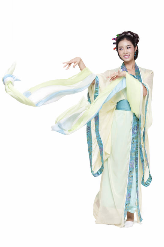 东方人,成年人,一个人,笑,微笑,露齿笑,竖图,留白,白色背景,正面,民族服装,快乐,幸福,纯洁,北京,中国,亚洲,仅一个年轻女性,仅一个女性,仅一个人,表演,摇摆,服装,艺术,古典,文化,传统,衣服,发饰,活力,可爱,美女,童年,童趣,摄影,服饰,影棚,生活方式,兰花指,仙女,古装,高雅,优美,发髻,中国文化,摄影棚,古典风格,演出服,童真,东亚,烂漫,无邪,东亚文化,韵味,扭动,天真,年轻女性,女人,女性,亚洲人,中国人,年轻人,舞者,彩图,全身,影棚拍摄,传统服装,民俗服,装扮,欢乐,拍摄,舞蹈,魅力,传统文化,美人,bj175