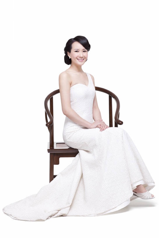 东方人,成年人,一个人,坐,微笑,竖图,留白,白色背景,侧面,晚礼服,快乐,幸福,复古,成功,信心,家具,椅子,北京,中国,亚洲,仅一个年轻女性,仅一个女性,仅一个人,服装,正装,木制,木椅,古典,二郎腿,拿着,注视,休闲装,历史,文化,文物,传统,衣服,工艺品,观察,看,休闲,休闲服,财富,摄影,服饰,影棚,古董,观看,红木,礼节,察看,高雅,扶手椅,风格,贵族,古物,成就,关注,发髻,中国文化,摄影棚,华贵,肖像,古典风格,古玩,东亚,年轻女性,女人,女性,亚洲人,中国人,年轻人,彩图,全身,影棚拍摄,晚宴服,舞会服,洋服,洋装,夜礼服,拍摄,魅力,传统文化,美人,上层阶级,明式家具,圈椅,bj175