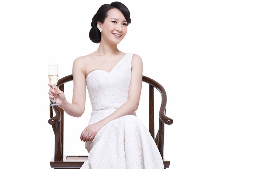 葡萄酒,东方人,成年人,一个人,坐,笑,微笑,露齿笑,横图,留白,白色背景,正面,晚礼服,快乐,幸福,复古,信心,家具,椅子,北京,中国,亚洲,仅一个年轻女性,仅一个女性,仅一个人,服装,正装,木制,木椅,酒类,古典,二郎腿,拿着,休闲装,文化,文物,现代,传统,酒,饮料,衣服,工艺品,香槟,休闲,休闲服,放松,财富,摄影,服饰,影棚,生活方式,古董,红木,礼节,协调,珍贵,高雅,扶手椅,享乐,风格,贵族,古物,发髻,中国文化,摄影棚,华贵,肖像,古典风格,香槟杯,古玩,东亚,年轻女性,女人,女性,亚洲人,中国人,年轻人,彩图,影棚拍摄,晚宴服,舞会服,洋服,洋装,夜礼服,欢乐,拍摄,魅力,传统文化,美人,上层阶级,明式家具,圈椅,bj175