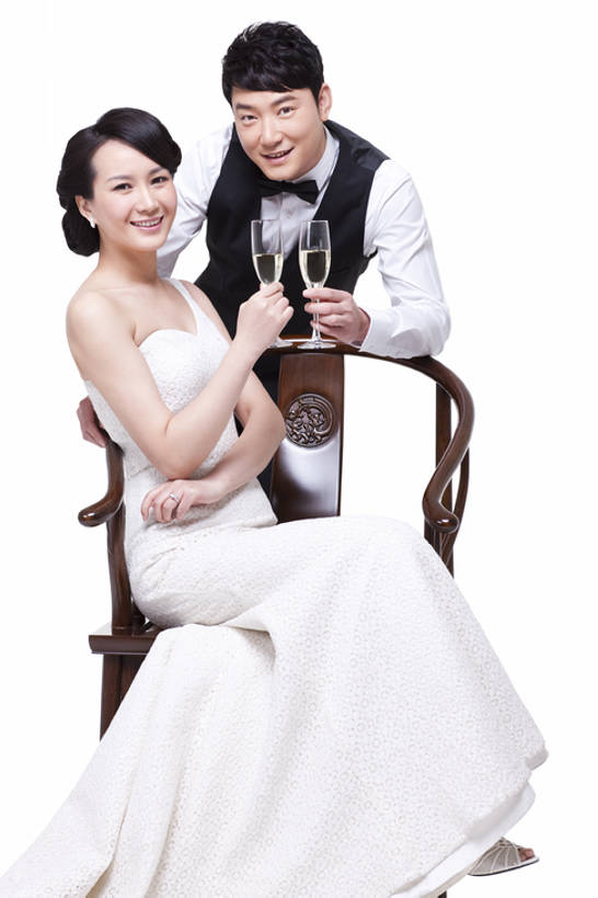 葡萄酒,东方人,成年人,中年人,两个人,夫妻,丈夫,妻子,站,坐,笑,微笑,露齿笑,竖图,留白,白色背景,侧面,晚礼服,爱情,快乐,幸福,复古,成功,信心,家具,椅子,北京,中国,亚洲,套装,服装,正装,木制,领结,木椅,酒类,古典,浪漫,拿着,注视,休闲装,文化,文物,现代,传统,酒,饮料,衣服,工艺品,香槟,观察,看,亲昵,休闲,休闲服,恩爱,放松,财富,恋人,摄影,服饰,影棚,生活方式,古董,观看,红木,马甲,礼节,协调,察看,珍贵,高雅,扶手椅,享乐,风格,贵族,古物,成就,关注,发髻,中国文化,摄影棚,华贵,肖像,古典风格,香槟杯,古玩,婚姻,东亚,陪同,陪伴,异性恋,男人,男性,年轻女性,女人,女性,中年男性,亚洲人,中国人,年轻人,夫妇,情侣,彩图,全身,影棚拍摄,晚宴服,舞会服,洋服,洋装,夜礼服,爱,欢乐,深情,拍摄,伴侣,魅力,传统文化,上层阶级,明式家具,挨着,伴随,圈椅,bj175
