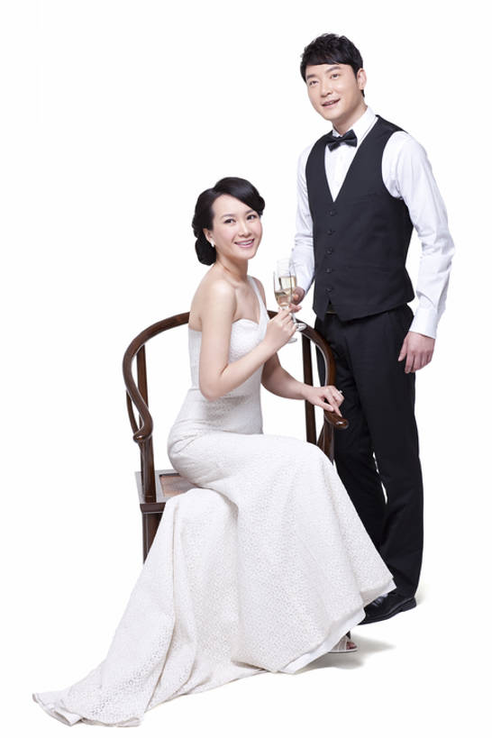 葡萄酒,东方人,成年人,中年人,两个人,夫妻,丈夫,妻子,站,坐,笑,微笑,露齿笑,竖图,留白,白色背景,正面,晚礼服,爱情,快乐,幸福,复古,成功,信心,家具,椅子,北京,中国,亚洲,套装,服装,正装,木制,领结,木椅,酒类,古典,浪漫,拿着,注视,休闲装,文化,文物,现代,传统,酒,饮料,衣服,工艺品,香槟,观察,看,亲昵,休闲,休闲服,恩爱,放松,财富,恋人,摄影,服饰,影棚,生活方式,古董,观看,红木,马甲,礼节,协调,察看,珍贵,高雅,扶手椅,享乐,风格,贵族,古物,成就,关注,发髻,中国文化,摄影棚,华贵,肖像,古典风格,香槟杯,古玩,婚姻,东亚,陪同,陪伴,异性恋,男人,男性,年轻女性,女人,女性,中年男性,亚洲人,中国人,年轻人,夫妇,情侣,彩图,全身,影棚拍摄,晚宴服,舞会服,洋服,洋装,夜礼服,爱,欢乐,深情,拍摄,伴侣,魅力,传统文化,上层阶级,明式家具,挨着,伴随,圈椅,bj175