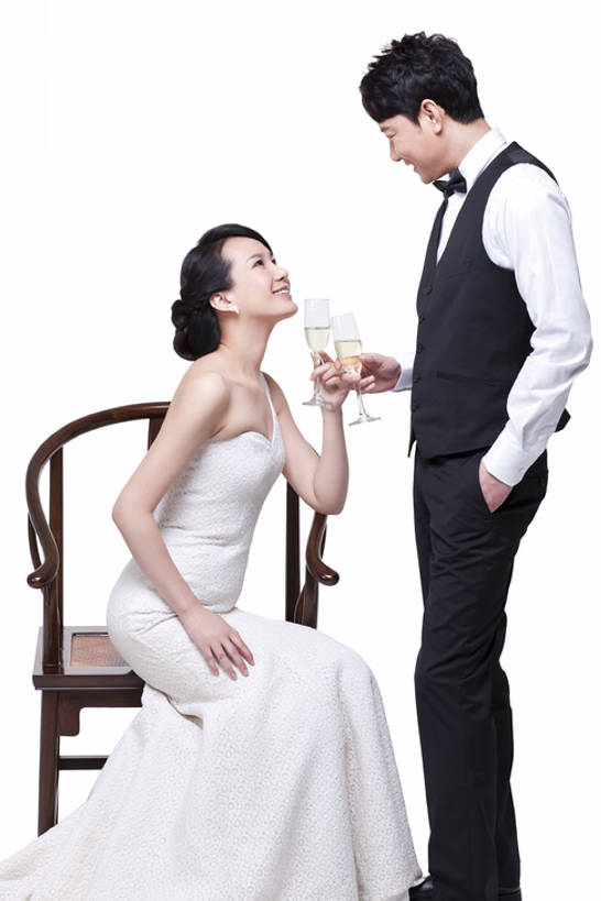 葡萄酒,东方人,成年人,中年人,两个人,夫妻,丈夫,妻子,站,坐,笑,微笑,露齿笑,竖图,留白,白色背景,侧面,晚礼服,爱情,快乐,幸福,复古,成功,信心,家具,椅子,北京,中国,亚洲,套装,服装,正装,木制,领结,木椅,酒类,古典,浪漫,拿着,休闲装,文化,文物,现代,传统,酒,饮料,衣服,工艺品,香槟,亲昵,休闲,面对面,休闲服,恩爱,放松,财富,恋人,摄影,服饰,影棚,生活方式,古董,红木,马甲,礼节,协调,珍贵,高雅,扶手椅,享乐,风格,贵族,古物,成就,发髻,中国文化,摄影棚,华贵,手插袋,古典风格,香槟杯,古玩,婚姻,东亚,陪同,陪伴,异性恋,男人,男性,年轻女性,女人,女性,中年男性,亚洲人,中国人,年轻人,夫妇,情侣,插兜,手插兜,彩图,全身,影棚拍摄,晚宴服,舞会服,洋服,洋装,夜礼服,爱,欢乐,深情,拍摄,伴侣,魅力,手抄兜,传统文化,上层阶级,明式家具,挨着,伴随,圈椅,bj175