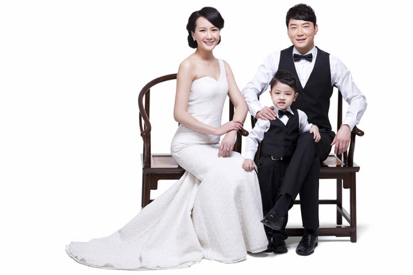 东方人,儿童,成年人,中年人,三个人,家庭,父母,母亲,父亲,女儿,儿子,站,坐,笑,微笑,露齿笑,横图,留白,白色背景,正面,晚礼服,快乐,幸福,纯洁,复古,成功,信心,椅子,北京,中国,亚洲,连接,套装,服装,正装,领结,木椅,古典,二郎腿,注视,休闲装,历史,文化,文物,现代,传统,小孩,衣服,工艺品,观察,看,站着,休闲,温暖,温馨,一家人,休闲服,可爱,童年,童趣,财富,摄影,服饰,影棚,生长,生活方式,古董,观看,红木,马甲,礼节,协调,和睦,察看,珍贵,高雅,扶手椅,享乐,风格,贵族,古物,成就,关爱,关注,发髻,中国文化,摄影棚,亲情,华贵,肖像,古典风格,童真,古玩,东亚,烂漫,无邪,发展,陪同,陪伴,天真,男孩,男人,男性,年轻女性,女人,女性,中年男性,亚洲人,中国人,孩子,年轻人,全家福,手牵手,站立,彩图,全身,影棚拍摄,晚宴服,舞会服,洋服,洋装,夜礼服,爱,欢乐,拍摄,魅力,融洽,男生,传统文化,上层阶级,明式家具,挨着,伴随,圈椅,bj175