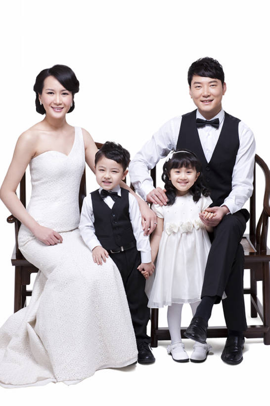 东方人,儿童,成年人,中年人,四个人,家庭,夫妻,父母,母亲,父亲,女儿,儿子,兄弟,姐妹,站,坐,笑,微笑,露齿笑,竖图,留白,白色背景,正面,晚礼服,爱情,快乐,幸福,纯洁,复古,成功,信心,椅子,北京,中国,亚洲,连接,套装,服装,正装,领结,木椅,古典,浪漫,二郎腿,注视,休闲装,历史,文化,文物,现代,传统,小孩,衣服,工艺品,观察,看,站着,休闲,温暖,温馨,父子,母子,一家人,休闲服,恩爱,父爱,可爱,母爱,童年,童趣,搭,财富,恋人,摄影,服饰,影棚,生长,生活方式,古董,观看,红木,马甲,礼节,协调,和睦,察看,珍贵,高雅,扶手椅,享乐,风格,贵族,古物,成就,搭着,关爱,关注,发髻,中国文化,摄影棚,亲情,华贵,肖像,古典风格,童真,古玩,东亚,烂漫,无邪,发展,陪同,陪伴,天真,男孩,男人,男性,年轻男性,年轻女性,女孩,女人,女性,中年男性,亚洲人,中国人,孩子,年轻人,夫妇,情侣,全家福,手牵手,站立,彩图,全身,影棚拍摄,晚宴服,舞会服,洋服,洋装,夜礼服,爱,欢乐,拍摄,伴侣,魅力,融洽,男生,传统文化,上层阶级,明式家具,挨着,伴随,圈椅,bj175