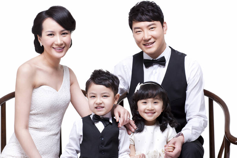 东方人,儿童,成年人,中年人,四个人,家庭,夫妻,父母,母亲,父亲,女儿,儿子,兄弟,姐妹,站,坐,笑,微笑,露齿笑,横图,留白,白色背景,正面,晚礼服,爱情,快乐,幸福,纯洁,复古,成功,信心,椅子,北京,中国,亚洲,连接,套装,服装,正装,领结,木椅,古典,浪漫,二郎腿,注视,休闲装,历史,文化,文物,现代,传统,小孩,衣服,工艺品,观察,看,站着,休闲,温暖,温馨,父子,母子,一家人,休闲服,恩爱,父爱,可爱,母爱,童年,童趣,搭,财富,恋人,摄影,服饰,影棚,生长,生活方式,古董,观看,红木,马甲,礼节,协调,和睦,察看,珍贵,高雅,扶手椅,享乐,风格,贵族,古物,成就,搭着,关爱,关注,发髻,中国文化,摄影棚,亲情,华贵,肖像,古典风格,童真,古玩,东亚,烂漫,无邪,发展,陪同,陪伴,天真,男孩,男人,男性,年轻男性,年轻女性,女孩,女人,女性,中年男性,亚洲人,中国人,孩子,年轻人,夫妇,情侣,全家福,手牵手,站立,半身,彩图,影棚拍摄,晚宴服,舞会服,洋服,洋装,夜礼服,爱,欢乐,拍摄,伴侣,魅力,融洽,男生,传统文化,上层阶级,明式家具,挨着,伴随,圈椅,bj175