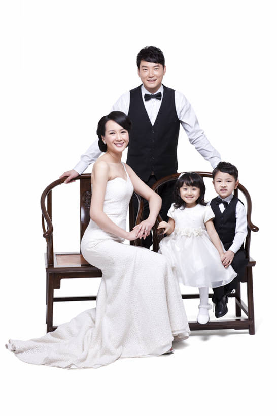 东方人,儿童,成年人,中年人,四个人,家庭,夫妻,父母,母亲,父亲,女儿,儿子,兄弟,姐妹,站,坐,笑,微笑,露齿笑,竖图,留白,白色背景,正面,晚礼服,爱情,快乐,幸福,纯洁,复古,成功,信心,椅子,北京,中国,亚洲,连接,套装,服装,正装,领结,木椅,古典,浪漫,注视,休闲装,历史,文化,文物,现代,传统,小孩,衣服,工艺品,观察,看,站着,休闲,温暖,温馨,父子,母子,一家人,休闲服,恩爱,父爱,可爱,母爱,童年,童趣,财富,恋人,摄影,服饰,影棚,生长,生活方式,古董,观看,红木,马甲,礼节,协调,和睦,察看,珍贵,高雅,扶手椅,享乐,风格,贵族,古物,成就,关爱,关注,发髻,中国文化,摄影棚,亲情,华贵,肖像,古典风格,童真,古玩,东亚,烂漫,无邪,发展,陪同,陪伴,天真,男孩,男人,男性,年轻男性,年轻女性,女孩,女人,女性,中年男性,亚洲人,中国人,孩子,年轻人,夫妇,情侣,全家福,站立,彩图,全身,影棚拍摄,晚宴服,舞会服,洋服,洋装,夜礼服,爱,欢乐,拍摄,伴侣,魅力,融洽,男生,传统文化,上层阶级,明式家具,挨着,伴随,圈椅,bj175