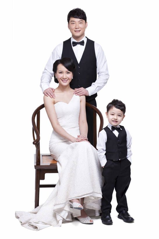 东方人,儿童,成年人,中年人,三个人,家庭,父母,母亲,父亲,女儿,儿子,站,坐,笑,微笑,露齿笑,竖图,留白,白色背景,正面,晚礼服,快乐,幸福,纯洁,复古,成功,信心,椅子,北京,中国,亚洲,连接,套装,服装,正装,领结,木椅,古典,注视,休闲装,历史,文化,文物,现代,传统,小孩,衣服,工艺品,观察,看,站着,休闲,温暖,温馨,一家人,休闲服,可爱,童年,童趣,搭,财富,摄影,服饰,影棚,生长,生活方式,古董,观看,红木,马甲,礼节,协调,和睦,察看,珍贵,高雅,扶手椅,享乐,风格,贵族,古物,成就,搭着,关爱,关注,发髻,中国文化,摄影棚,亲情,华贵,肖像,手插袋,古典风格,童真,古玩,东亚,烂漫,无邪,发展,陪同,陪伴,天真,男孩,男人,男性,年轻女性,女人,女性,中年男性,亚洲人,中国人,孩子,年轻人,全家福,插兜,手插兜,站立,彩图,全身,影棚拍摄,晚宴服,舞会服,洋服,洋装,夜礼服,爱,欢乐,拍摄,魅力,融洽,男生,手抄兜,传统文化,上层阶级,明式家具,挨着,伴随,圈椅,bj175