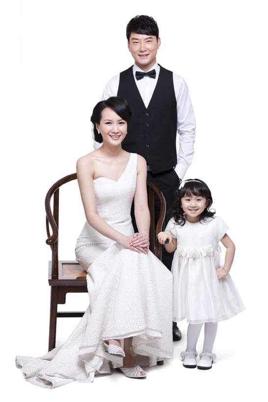 东方人,儿童,成年人,中年人,三个人,家庭,父母,母亲,父亲,女儿,儿子,站,坐,笑,微笑,露齿笑,竖图,留白,白色背景,正面,晚礼服,快乐,幸福,纯洁,复古,成功,信心,椅子,北京,中国,亚洲,连接,套装,服装,正装,领结,木椅,古典,注视,休闲装,历史,文化,文物,现代,传统,小孩,衣服,工艺品,叉腰,观察,看,站着,休闲,温暖,温馨,一家人,休闲服,可爱,童年,童趣,财富,摄影,服饰,影棚,生长,生活方式,古董,观看,红木,马甲,礼节,协调,和睦,察看,珍贵,高雅,扶手椅,享乐,风格,贵族,古物,成就,关爱,关注,发髻,中国文化,摄影棚,亲情,华贵,肖像,手插袋,古典风格,童真,古玩,东亚,烂漫,无邪,发展,陪同,陪伴,天真,男孩,男人,男性,年轻女性,女孩,女人,女性,中年男性,亚洲人,中国人,孩子,年轻人,全家福,插兜,手插兜,站立,彩图,全身,影棚拍摄,晚宴服,舞会服,洋服,洋装,夜礼服,爱,欢乐,拍摄,魅力,融洽,男生,手抄兜,传统文化,上层阶级,明式家具,挨着,伴随,圈椅,bj175