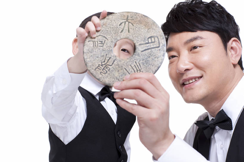 东方人,儿童,成年人,中年人,两个人,家庭,父母,父亲,女儿,儿子,站,笑,微笑,露齿笑,横图,留白,白色背景,正面,快乐,幸福,纯洁,成功,珠宝,北京,中国,亚洲,连接,正装,检查,传递,领结,古典,教育,拿着,传统,小孩,工艺品,站着,温暖,温馨,父子,一家人,汉字,可爱,童年,童趣,财富,投资,摄影,影棚,生长,生活方式,古董,马甲,礼节,玉器,和睦,珍贵,高雅,风格,贵族,成就,中国文化,摄影棚,亲情,华贵,古典风格,梦想,童真,东亚,烂漫,无邪,发展,陪同,收集,古代文明,陪伴,天真,男孩,男人,男性,中年男性,亚洲人,中国人,孩子,站立,半身,彩图,影棚拍摄,爱,拍摄,融洽,男生,传统文化,亲子装,上层阶级,玉璧,挨着,伴随,bj175