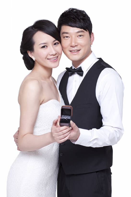 东方人,成年人,中年人,两个人,夫妻,丈夫,妻子,笑,微笑,露齿笑,竖图,留白,白色背景,正面,晚礼服,爱情,快乐,幸福,成功,珠宝,北京,中国,亚洲,连接,套装,服装,正装,并排,领结,浪漫,拿着,注视,休闲装,首饰盒,现代,盒子,衣服,戒指,观察,看,亲昵,休闲,休闲服,恩爱,搭,财富,恋人,摄影,服饰,影棚,生活方式,观看,马甲,礼节,协调,察看,高雅,享乐,贵族,成就,搭着,关注,发髻,摄影棚,华贵,肖像,出示,钻石戒指,婚姻,东亚,陪同,陪伴,异性恋,男人,男性,年轻女性,女人,女性,中年男性,亚洲人,中国人,年轻人,夫妇,情侣,彩图,影棚拍摄,晚宴服,舞会服,洋服,洋装,夜礼服,爱,欢乐,拍摄,伴侣,魅力,订婚,上层阶级,订婚戒指,挨着,伴随,bj175