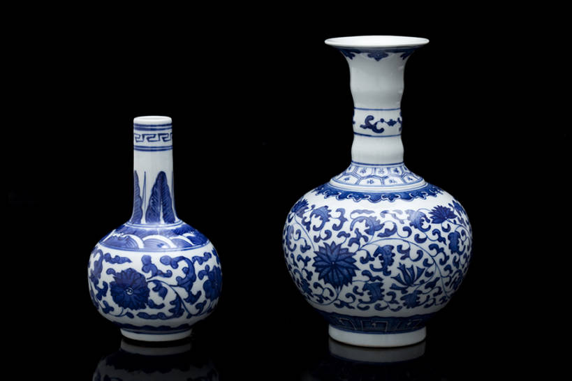 无人,横图,特写,留白,奢侈,静物,花瓶,中国,亚洲,黑色背景,花纹,形状,艺术,装饰,反射,材料,瓷器,陶瓷制品,艺术品,古典,豪华,历史,传统,古代,两个,蓝色,白色,容器,装饰物,工艺品,国宝,摄影,古董,青花瓷,华丽,光滑,珍贵,高雅,风格,中国文化,手艺,古典风格,东亚,远古,收集,富丽,细腻,平滑,华美,式样,完美,设计,彩图,影棚拍摄,传统文化,华侈,奢华,过去,bj175
