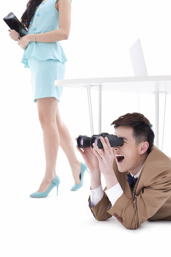 东方人,成年人,两个人,同事,商务人士,商务男性,商务女性,办公室,站,躺,笑,微笑,露齿笑,竖图,室内,留白,白色背景,侧面,仰视,衬衫,爱情,商务,时尚,兴奋,成功,合作,团队,集体,信心,技术,桌子,椅子,北京,中国,亚洲,套装,正装,浪漫,注视,现代,书桌,队伍,刺激,观察,看,趴着,职业,温暖,温馨,调情,恩爱,金融,恋人,摄影,影棚,生活方式,经济,观看,技巧,幽默,部分,办公椅,和睦,察看,领导,隐藏,成就,关注,摄影棚,手艺,商务装,合伙,领袖,贸易,工薪阶层,东亚,邪恶,双筒望远镜,技能,技艺,性骚扰,男人,男性,年轻男性,年轻女性,女人,女性,亚洲人,中国人,年轻人,情侣,白领,上班族,彩图,低角度拍摄,影棚拍摄,衬衣,欢乐,拍摄,商业,窥视,妙技,伴侣,融洽,办公室职员,本领,韩版,bj175