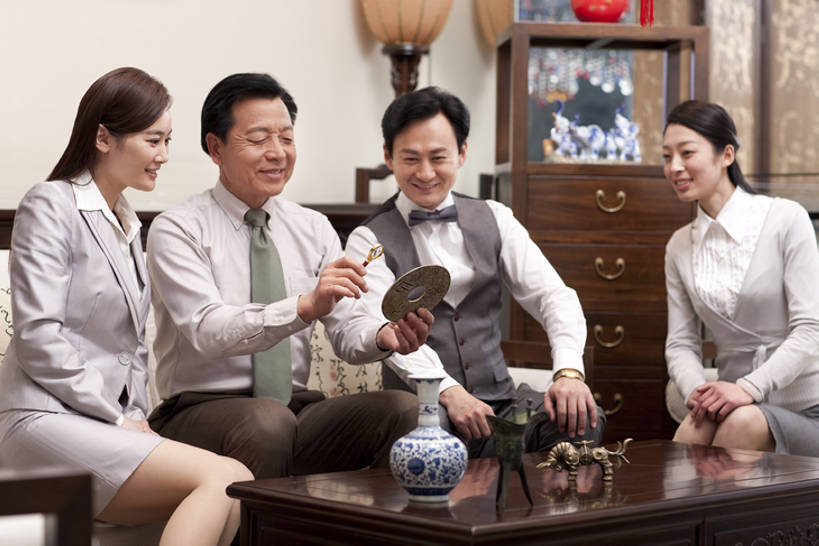 东方人,成年人,中年人,老年人,四个人,同事,商务人士,商务男性,商务女性,家,客厅,坐,笑,微笑,露齿笑,横图,室内,正面,衬衫,商务,奢侈,讨论,快乐,通讯,友谊,幸福,复古,成功,合作,团队,集体,信心,技术,沙发,桌子,马,花瓶,金属制品,北京,中国,亚洲,套装,正装,检查,艺术,分析,放大镜,领结,房屋,领带,古典,豪华,杯,拿着,娱乐,商贩,传统,队伍,会所,古代,动物,职业,休闲,放松,乐趣,财富,投资,俱乐部,摄影,生活方式,古董,技巧,青花瓷,马甲,华丽,玉器,珍贵,起居室,领导,铜,享乐,风格,象征,庄重,成就,中国文化,华贵,房地产,爱好,手艺,商务装,身份,合伙,领袖,古典风格,工薪阶层,东亚,陪同,收集,青铜,正式,地位,富丽,华美,古代文明,贵宾室,技能,技艺,陪伴,判断,老年男性,男人,男性,年轻女性,女人,女性,中年男性,中年女性,亚洲人,中国人,年轻人,白领,商人,上班族,休闲活动,说话,彩图,衬衣,欢乐,妙技,传统文化,本领,华侈,奢华,玉璧,社交,挨着,伴随,bj175