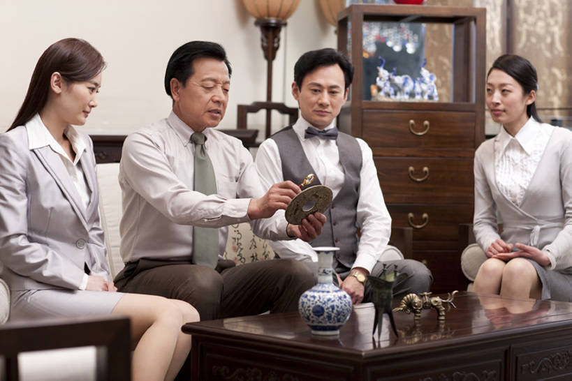 东方人,成年人,中年人,老年人,四个人,同事,商务人士,商务男性,商务女性,家,客厅,坐,横图,室内,正面,衬衫,商务,奢侈,讨论,通讯,友谊,复古,成功,合作,团队,集体,信心,技术,沙发,桌子,马,花瓶,金属制品,北京,中国,亚洲,套装,正装,检查,艺术,分析,放大镜,领结,房屋,领带,古典,豪华,杯,拿着,娱乐,商贩,传统,队伍,会所,古代,动物,职业,休闲,放松,乐趣,财富,投资,俱乐部,摄影,生活方式,古董,技巧,青花瓷,马甲,华丽,玉器,珍贵,专心,起居室,领导,铜,享乐,风格,象征,庄重,成就,中国文化,华贵,房地产,爱好,手艺,商务装,身份,合伙,领袖,古典风格,工薪阶层,东亚,陪同,收集,青铜,正式,地位,富丽,华美,古代文明,贵宾室,技能,技艺,陪伴,判断,认真,老年男性,男人,男性,年轻女性,女人,女性,中年男性,中年女性,亚洲人,中国人,年轻人,白领,商人,上班族,休闲活动,说话,彩图,衬衣,妙技,传统文化,本领,华侈,奢华,玉璧,社交,挨着,伴随,bj175