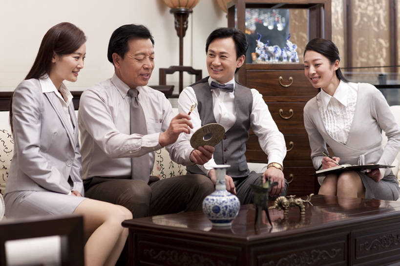 东方人,成年人,中年人,老年人,四个人,同事,商务人士,商务男性,商务女性,家,客厅,坐,笑,微笑,露齿笑,横图,室内,正面,衬衫,商务,奢侈,讨论,快乐,通讯,友谊,幸福,复古,成功,合作,团队,集体,信心,技术,沙发,桌子,马,花瓶,金属制品,北京,中国,亚洲,套装,正装,检查,艺术,分析,放大镜,领结,房屋,领带,古典,豪华,杯,拿着,娱乐,商贩,传统,队伍,会所,古代,动物,职业,休闲,放松,乐趣,财富,投资,俱乐部,摄影,生活方式,古董,技巧,青花瓷,马甲,华丽,玉器,珍贵,起居室,领导,铜,享乐,风格,象征,庄重,成就,中国文化,华贵,房地产,爱好,手艺,商务装,身份,合伙,领袖,古典风格,工薪阶层,东亚,陪同,收集,青铜,正式,地位,富丽,华美,古代文明,贵宾室,技能,技艺,陪伴,判断,老年男性,男人,男性,年轻女性,女人,女性,中年男性,中年女性,亚洲人,中国人,年轻人,白领,商人,上班族,休闲活动,说话,彩图,衬衣,欢乐,妙技,传统文化,本领,华侈,奢华,玉璧,社交,挨着,伴随,bj175