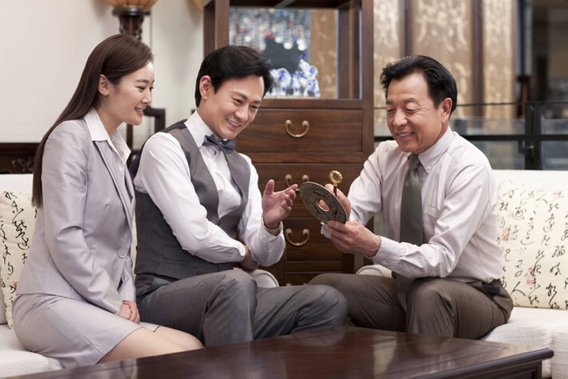 东方人,成年人,中年人,老年人,三个人,同事,商务人士,商务男性,商务女性,家,客厅,坐,笑,微笑,露齿笑,横图,室内,正面,衬衫,商务,奢侈,讨论,快乐,通讯,友谊,幸福,复古,成功,合作,团队,集体,信心,技术,沙发,桌子,北京,中国,亚洲,套装,正装,检查,艺术,分析,放大镜,领结,房屋,领带,古典,豪华,拿着,娱乐,商贩,传统,队伍,会所,古代,职业,休闲,放松,乐趣,财富,投资,俱乐部,摄影,生活方式,古董,技巧,马甲,华丽,玉器,珍贵,专心,起居室,领导,享乐,风格,象征,庄重,成就,中国文化,华贵,房地产,爱好,手艺,商务装,身份,合伙,领袖,古典风格,工薪阶层,东亚,陪同,收集,正式,地位,富丽,华美,古代文明,贵宾室,技能,技艺,陪伴,判断,认真,老年男性,男人,男性,女人,女性,中年男性,中年女性,亚洲人,中国人,白领,商人,上班族,休闲活动,说话,彩图,衬衣,欢乐,妙技,传统文化,本领,华侈,奢华,玉璧,社交,挨着,伴随,bj175