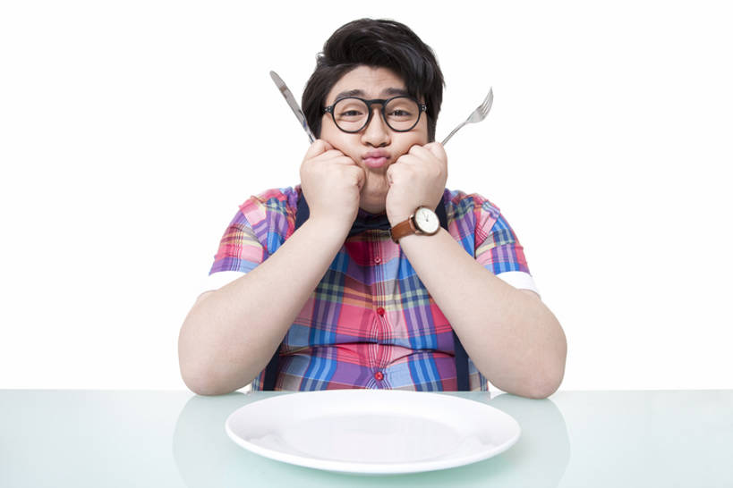 东方人,成年人,一个人,无人,横图,白色背景,正面,餐具,吊带,北京,中国,亚洲,仅一个男性,仅一个人,方格,格子,领结,眼镜,食品,拿着,注视,休闲装,饮食,仅一个年轻男性,盘子,观察,看,撅嘴,摄影,影棚,生活方式,观看,察看,膳食,关注,摄影棚,饥饿,东亚,担心,男人,男性,年轻男性,亚洲人,中国人,年轻人,半身,彩图,影棚拍摄,拍摄,闷闷不乐,饿,暴饮暴食,bj175