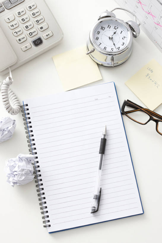 无人,办公室,竖图,俯视,室内,白天,留白,商务,失败,计划,静物,闹钟,北京,中国,亚洲,写,褶皱,工作,时间,眼镜,纸,办公用品,便签,记事本,垃圾,圆珠笔,书桌,文具,本子,笔记本,学习用品,职业,压力,摄影,生活方式,纸团,文具用品,简单,工作室,努力,忙碌,东亚,挫败,渣滓,筹划,打算,电话机,彩图,高角度拍摄,bj175