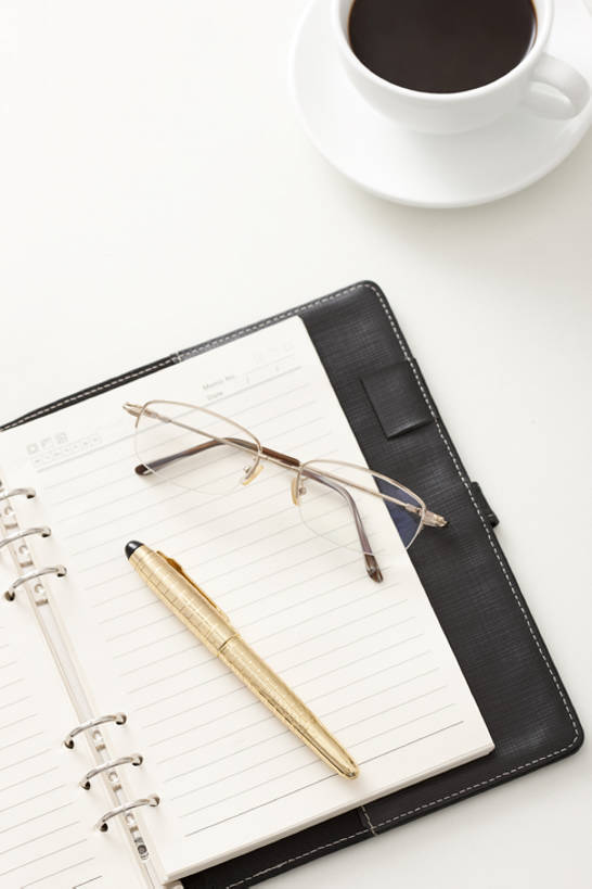 咖啡,无人,办公室,竖图,俯视,室内,特写,白天,商务,技术,静物,北京,中国,亚洲,工作,眼镜,办公用品,咖啡杯,现代,书桌,文具,饮料,白色,笔记本,学习用品,职业,摄影,生活方式,技巧,文具用品,简单,手艺,墨水笔,东亚,黑咖啡,活页夹,技能,技艺,彩图,高角度拍摄,影棚拍摄,妙技,本领,bj175