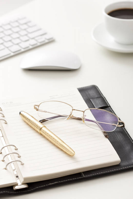 咖啡,无人,办公室,竖图,室内,特写,白天,商务,鼠标,键盘,技术,静物,北京,中国,亚洲,工作,眼镜,办公用品,咖啡杯,输入设备,通讯设备,现代,书桌,文具,饮料,白色,笔记本,学习用品,职业,摄影,生活方式,技巧,文具用品,简单,手艺,墨水笔,通信设备,东亚,黑咖啡,活页夹,技能,技艺,电脑键盘,计算机,彩图,影棚拍摄,妙技,本领,bj175