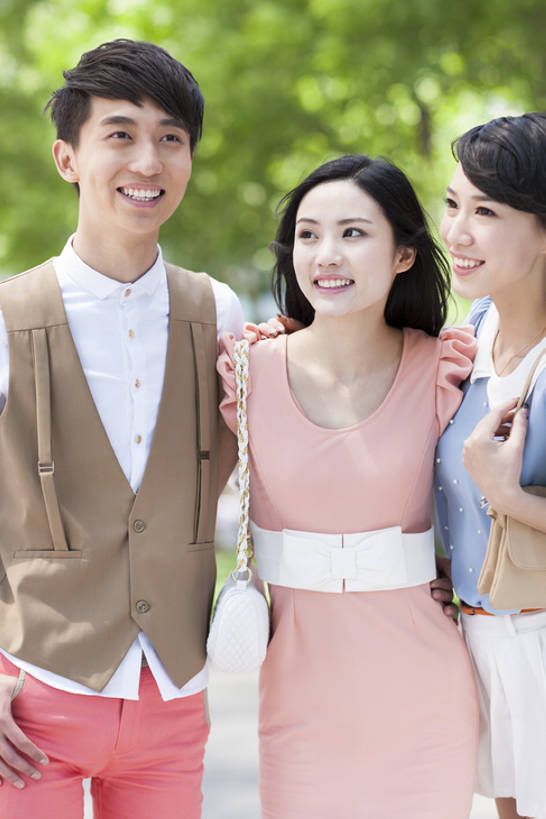 东方人,成年人,三个人,笑,微笑,露齿笑,竖图,室外,白天,正面,时尚,快乐,友谊,幸福,城市,北京,中国,亚洲,并排,挎包,注视,休闲装,现代,观察,看,休闲,乐趣,搭,摄影,生活方式,观看,察看,享乐,搭着,都市风光,关注,手插袋,东亚,陪同,陪伴,男人,男性,年轻男性,年轻女性,女人,女性,亚洲人,中国人,年轻人,休闲活动,插兜,手插兜,彩图,欢乐,手抄兜,挨着,韩版,伴随,bj175