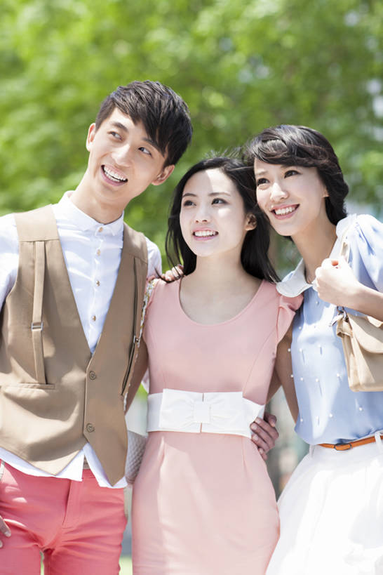 东方人,成年人,三个人,笑,微笑,露齿笑,竖图,室外,白天,正面,时尚,快乐,友谊,幸福,城市,北京,中国,亚洲,并排,挎包,注视,休闲装,现代,观察,看,休闲,乐趣,搭,摄影,生活方式,观看,察看,享乐,搭着,都市风光,关注,手插袋,东亚,陪同,陪伴,男人,男性,年轻男性,年轻女性,女人,女性,亚洲人,中国人,年轻人,休闲活动,插兜,手插兜,彩图,欢乐,手抄兜,挨着,韩版,伴随,bj175